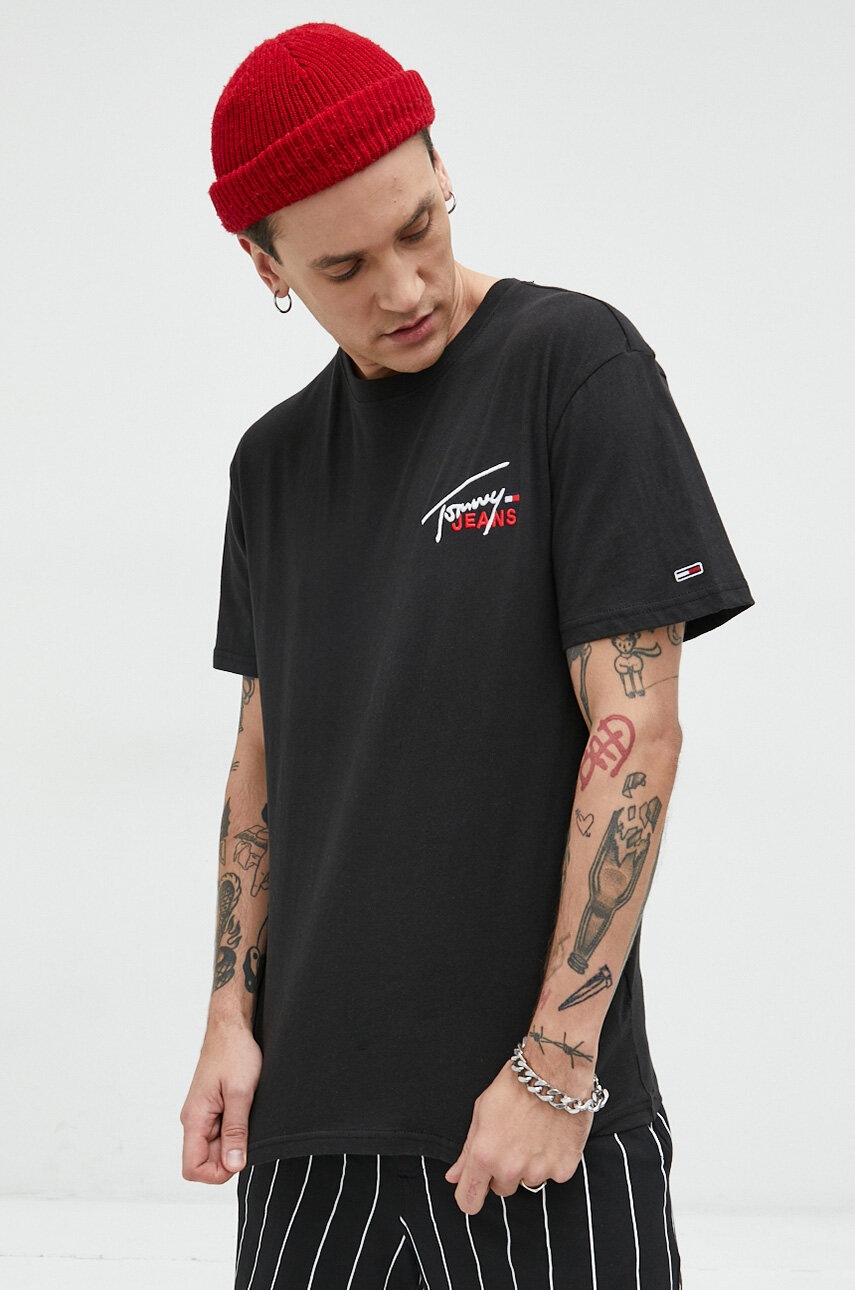

Хлопковая футболка Tommy Jeans цвет чёрный с аппликацией