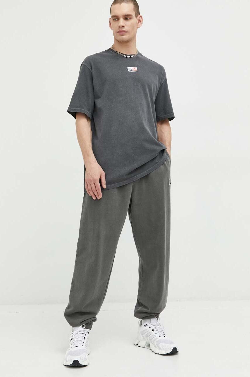 

Хлопковая футболка Tommy Jeans цвет серый с аппликацией