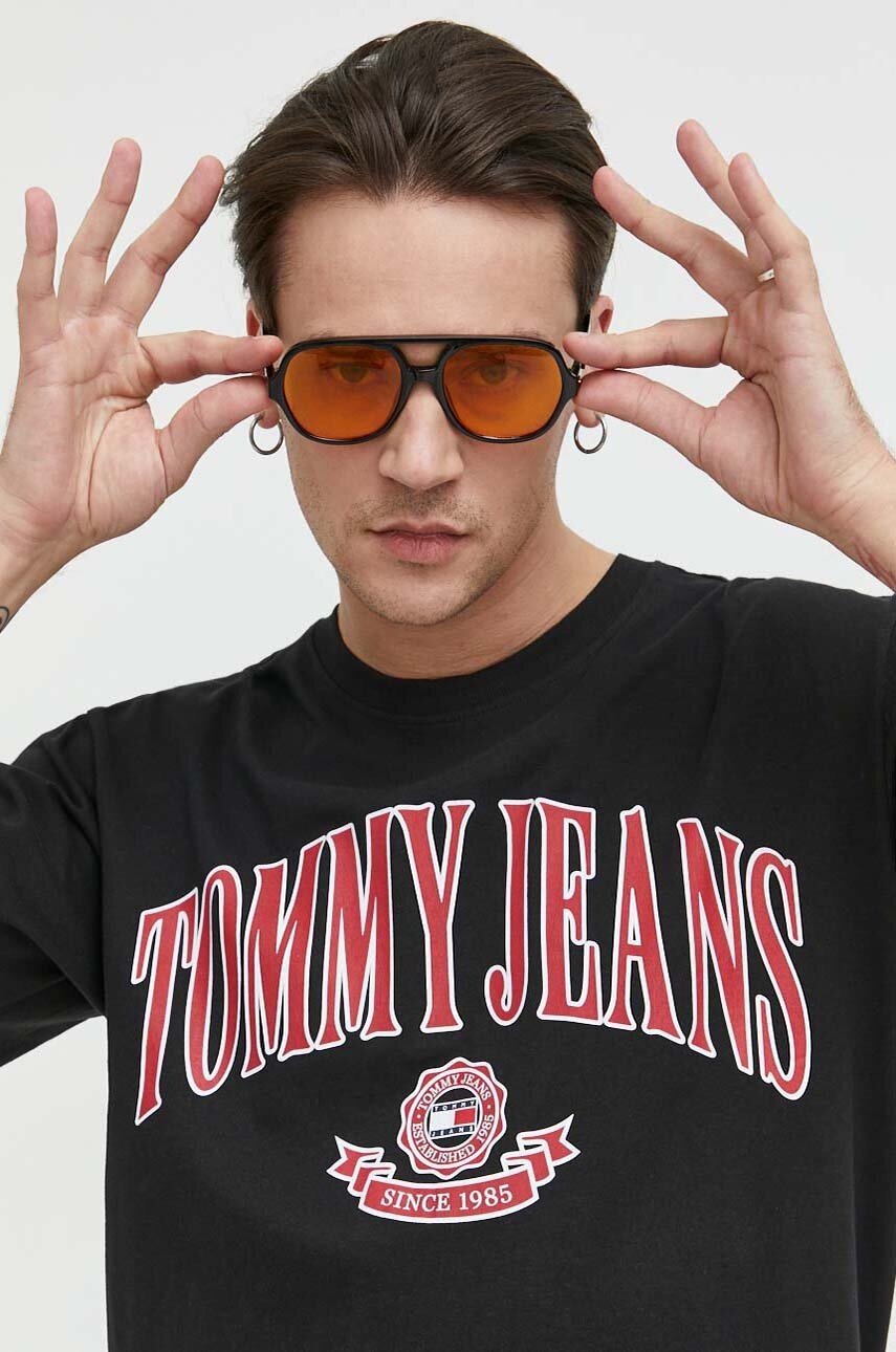 

Памучна тениска Tommy Jeans в черно с принт, Черен