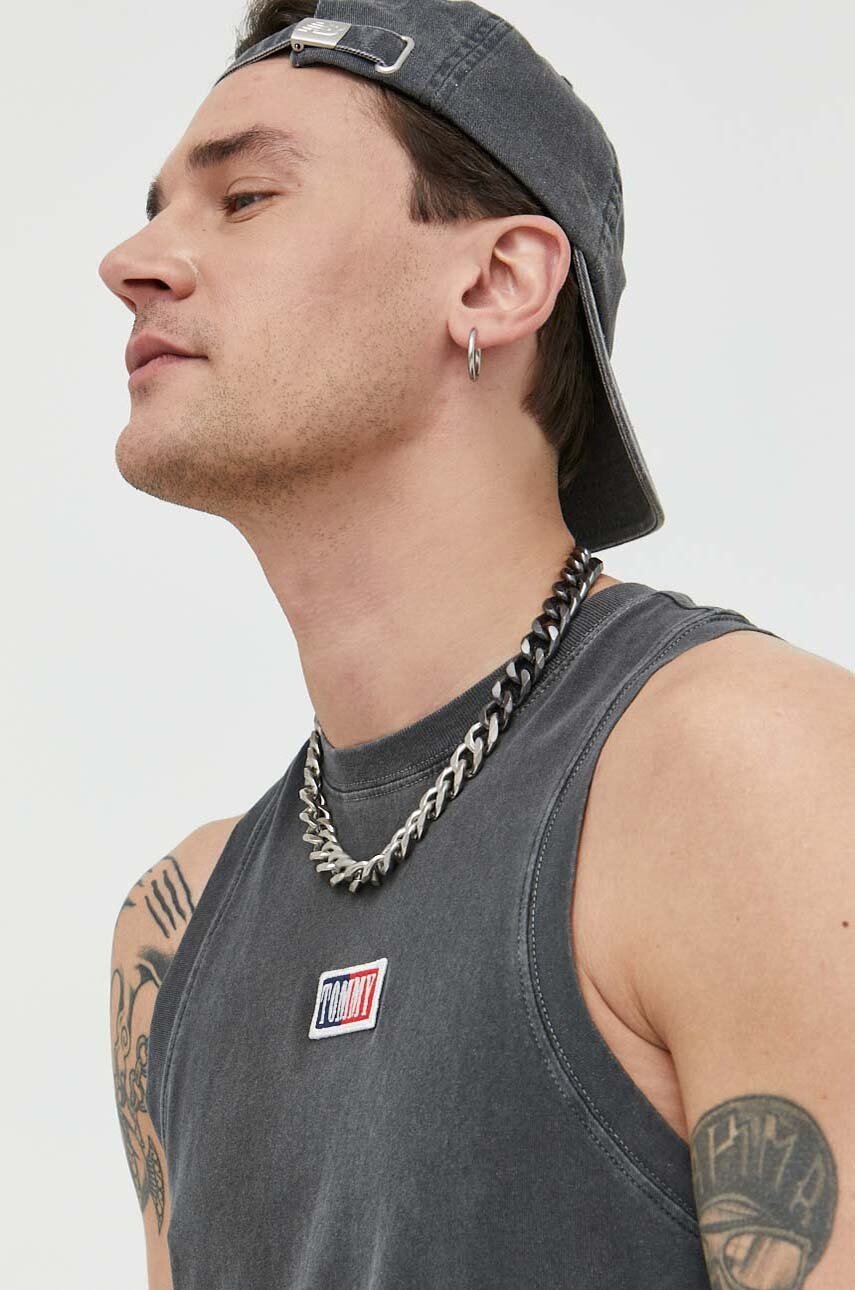 

Памучна тениска Tommy Jeans в сиво с апликация, Сив