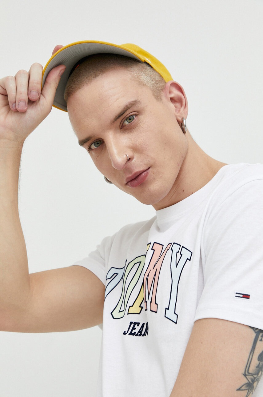 

Хлопковая футболка Tommy Jeans цвет белый с принтом