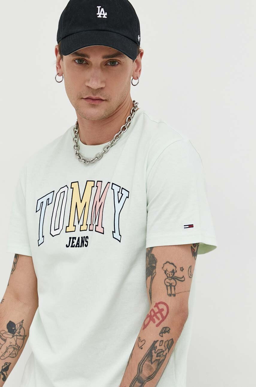 

Хлопковая футболка Tommy Jeans цвет зелёный с принтом