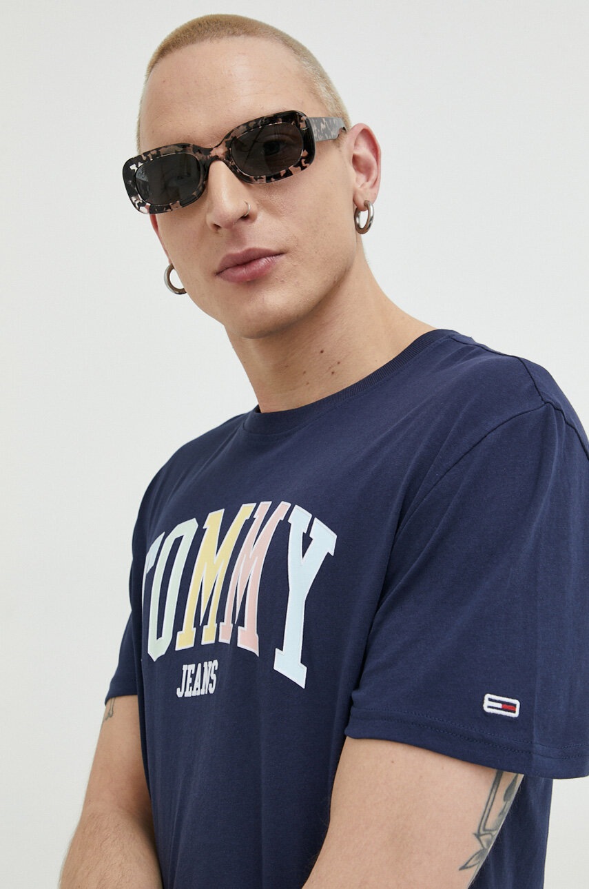 

Хлопковая футболка Tommy Jeans цвет синий с принтом