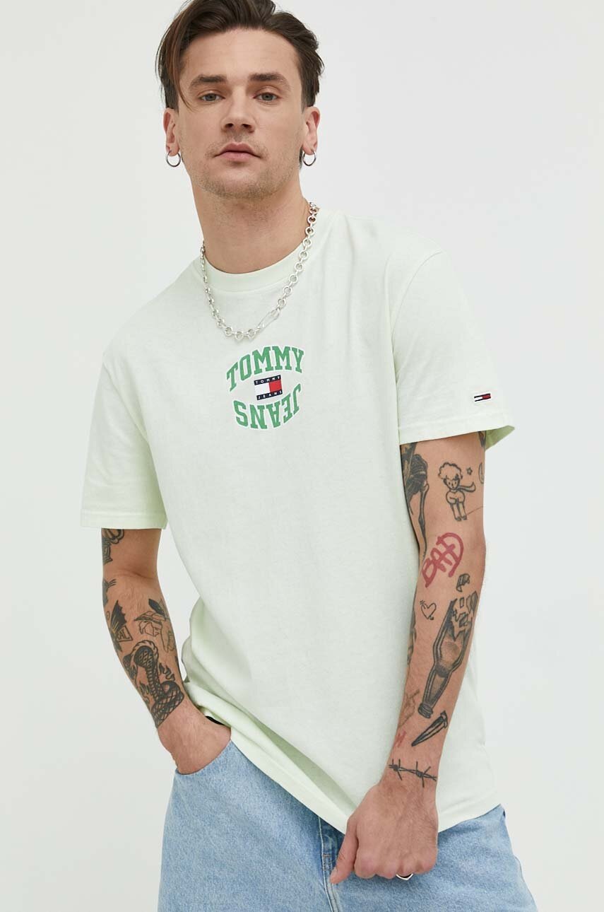 

Хлопковая футболка Tommy Jeans цвет зелёный с принтом