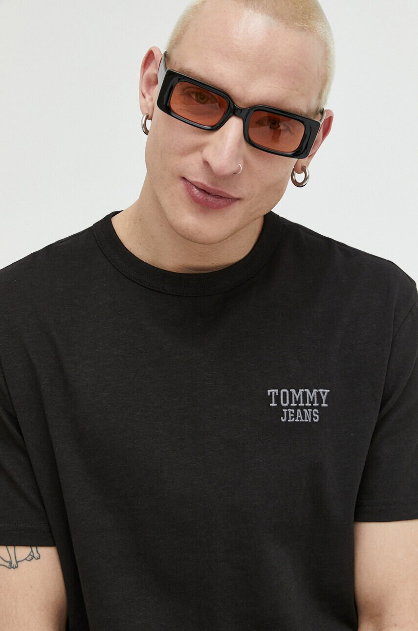 

Бавовняна футболка Tommy Jeans колір чорний з аплікацією