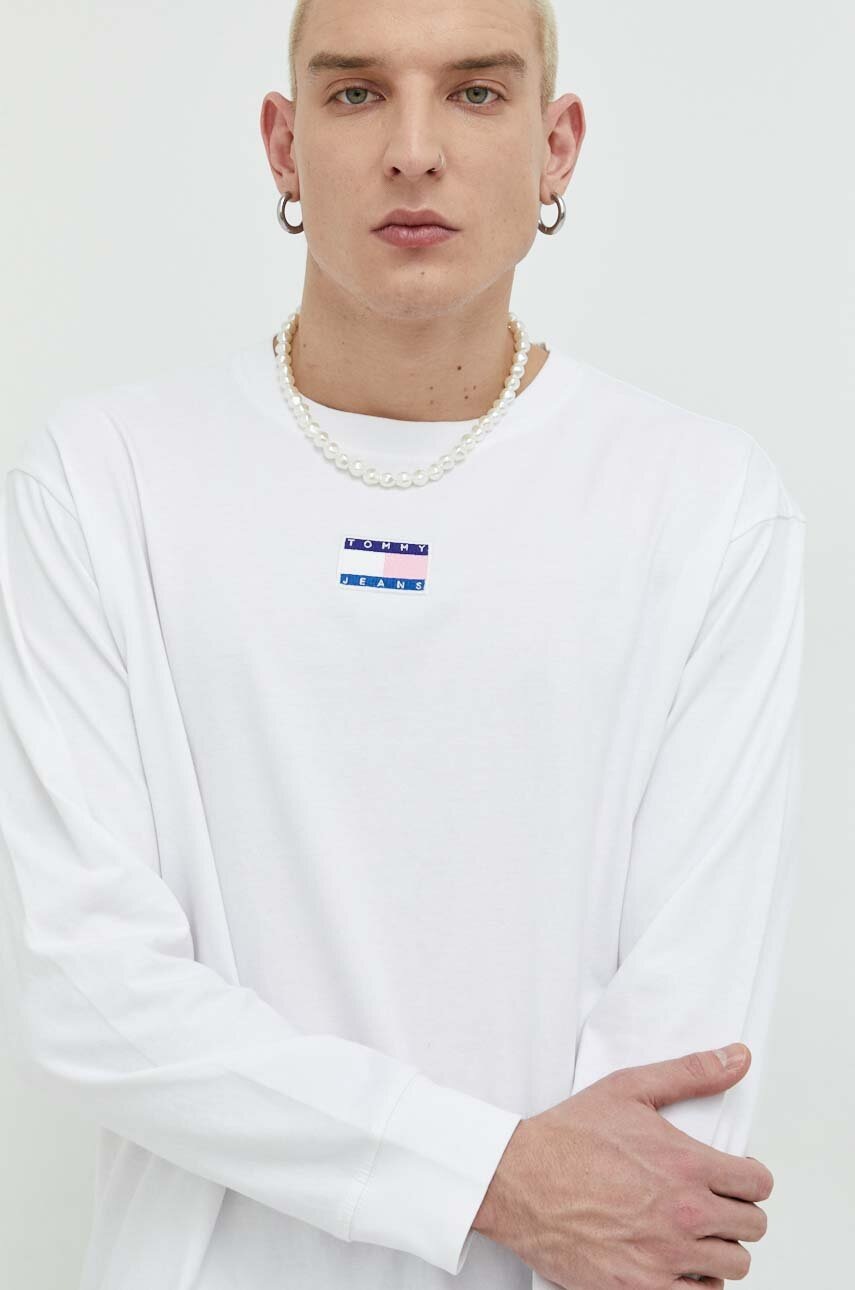 

Хлопковый лонгслив Tommy Jeans цвет белый с аппликацией