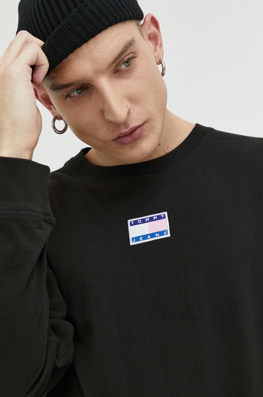 

Бавовняний лонгслів Tommy Jeans колір чорний з аплікацією