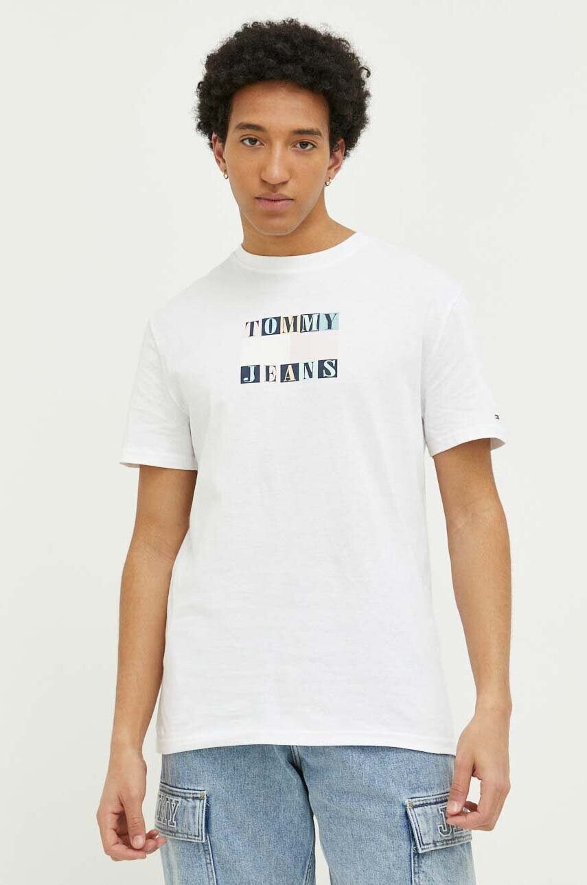 

Памучна тениска Tommy Jeans в бяло с десен, Бял