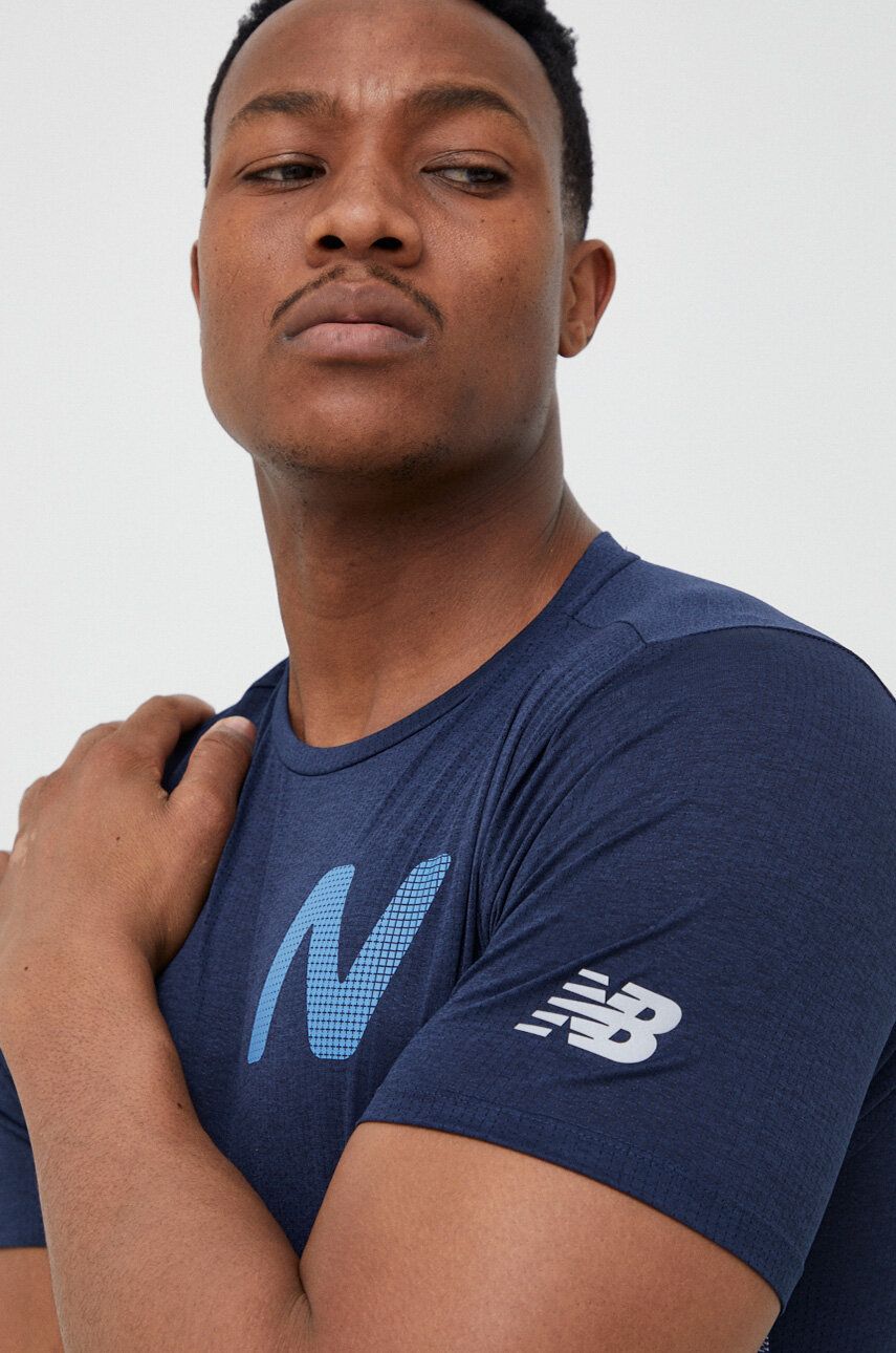 Levně Běžecké tričko New Balance Impact tmavomodrá barva, s potiskem