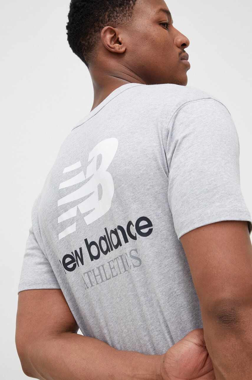 Bavlněné tričko New Balance šedá barva, s potiskem, MT31504AG-4AG - šedá -  Hlavní materiál: 10