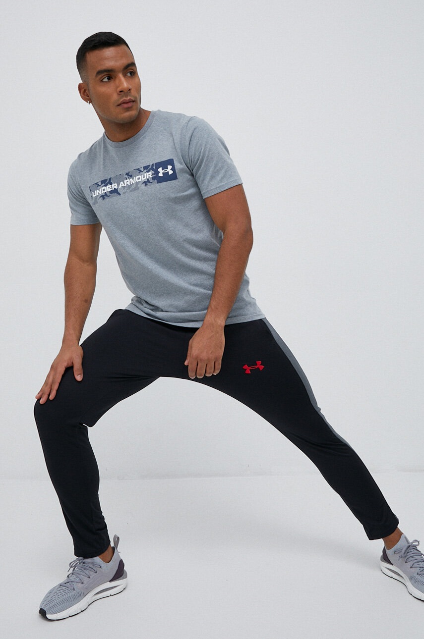 

Тениска Under Armour в сиво с принт, Сив
