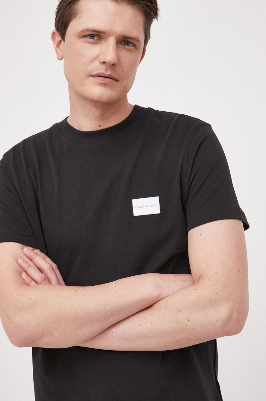 

Памучна тениска Calvin Klein Jeans в черно с апликация, Черен