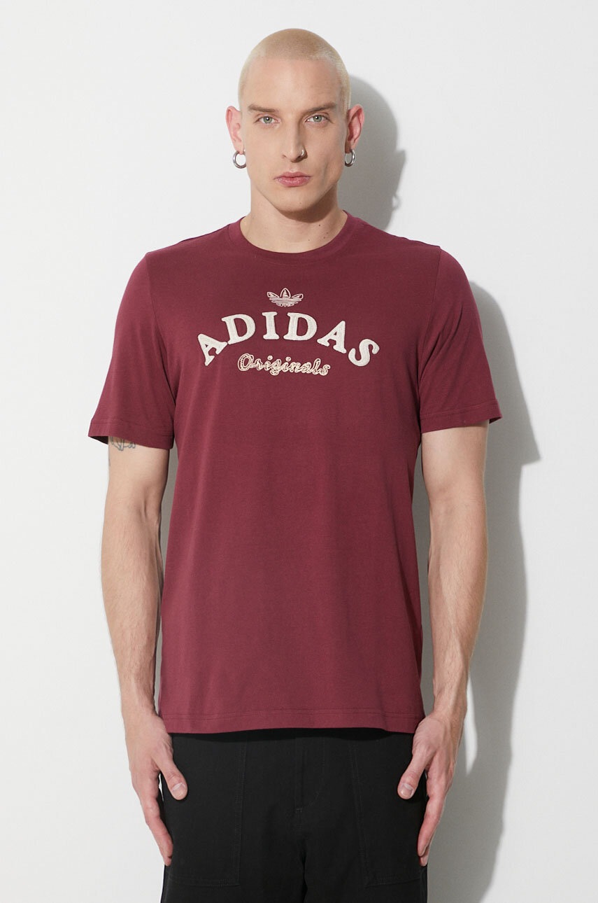 

Хлопковая футболка adidas Originals цвет бордовый с принтом