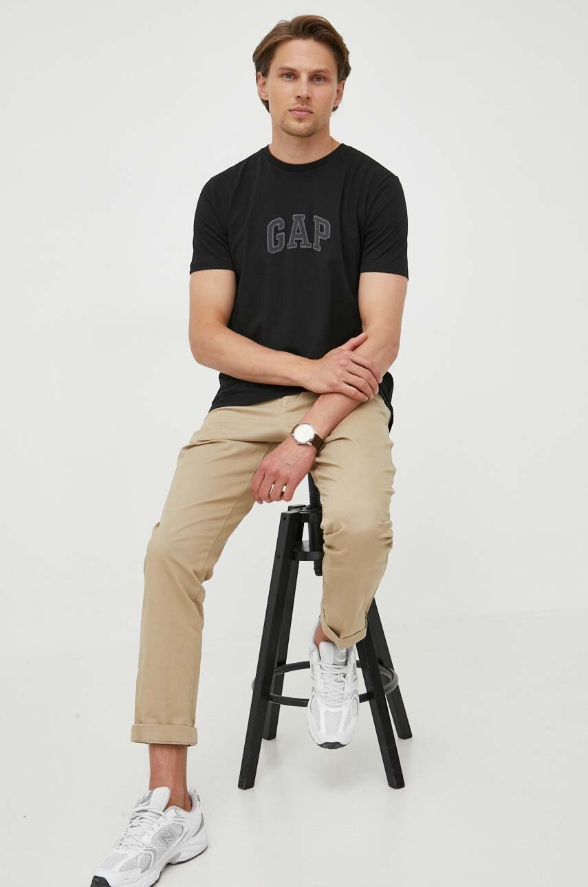 

Памучна тениска GAP в черно с апликация, Черен
