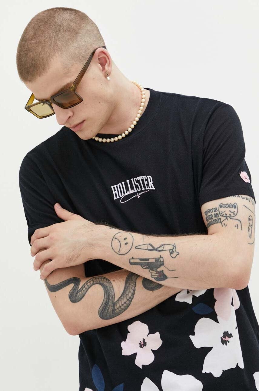 

Памучна тениска Hollister Co. в черно с принт, Черен