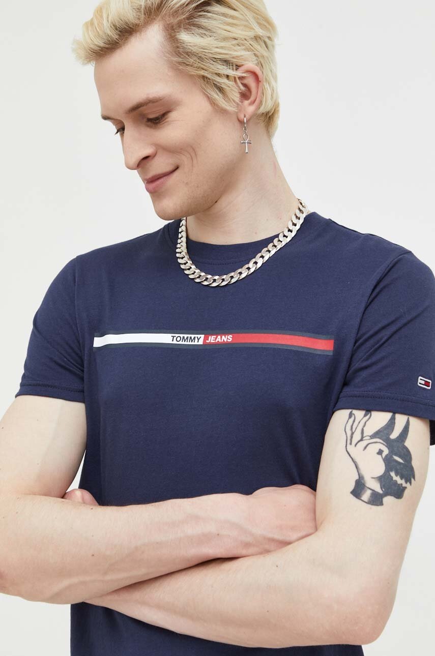 

Памучна тениска Tommy Jeans в тъмносиньо с принт DM0DM13509, Тъмносин