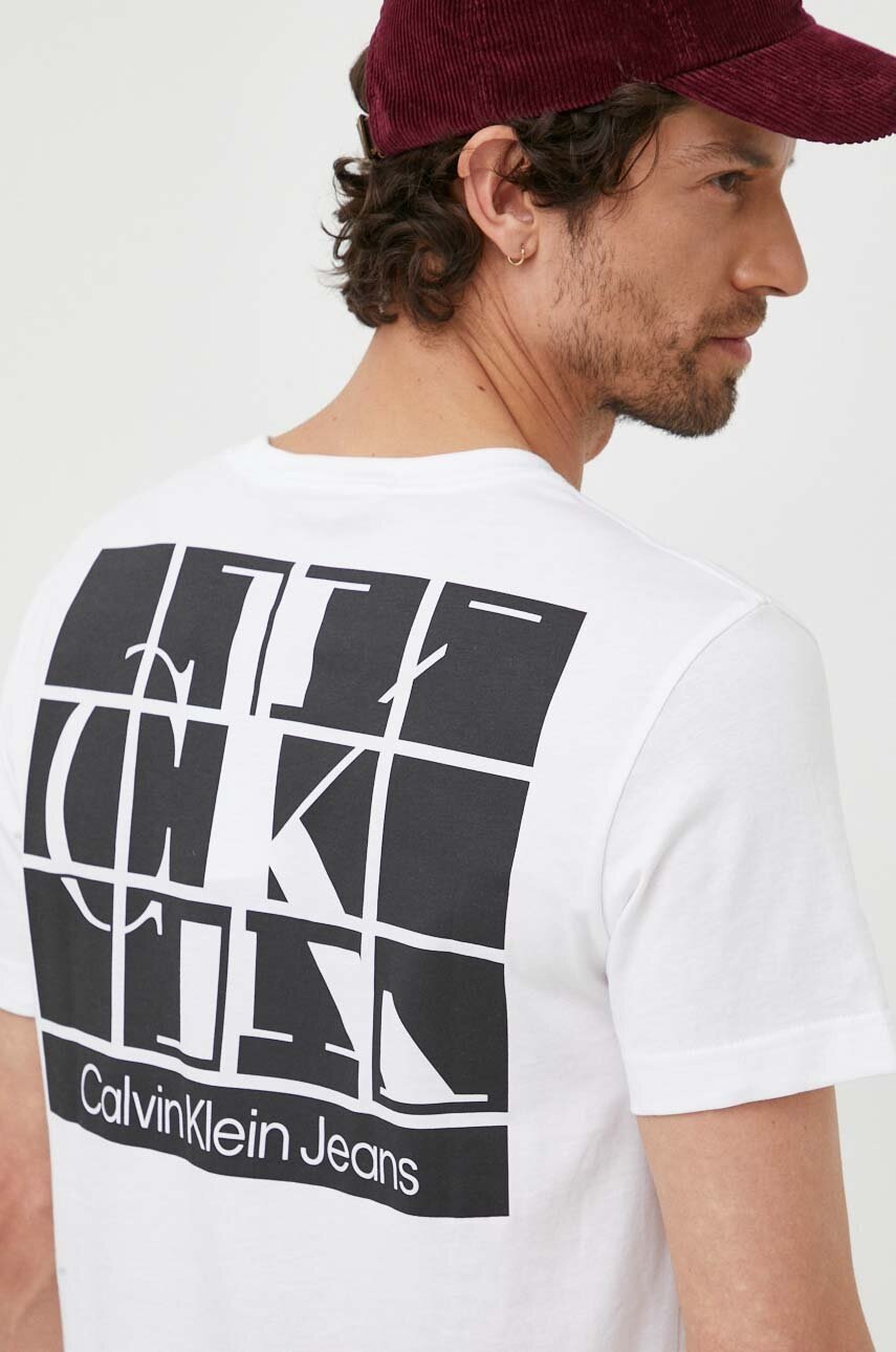 

Памучна тениска Calvin Klein Jeans в бяло с принт, Бял