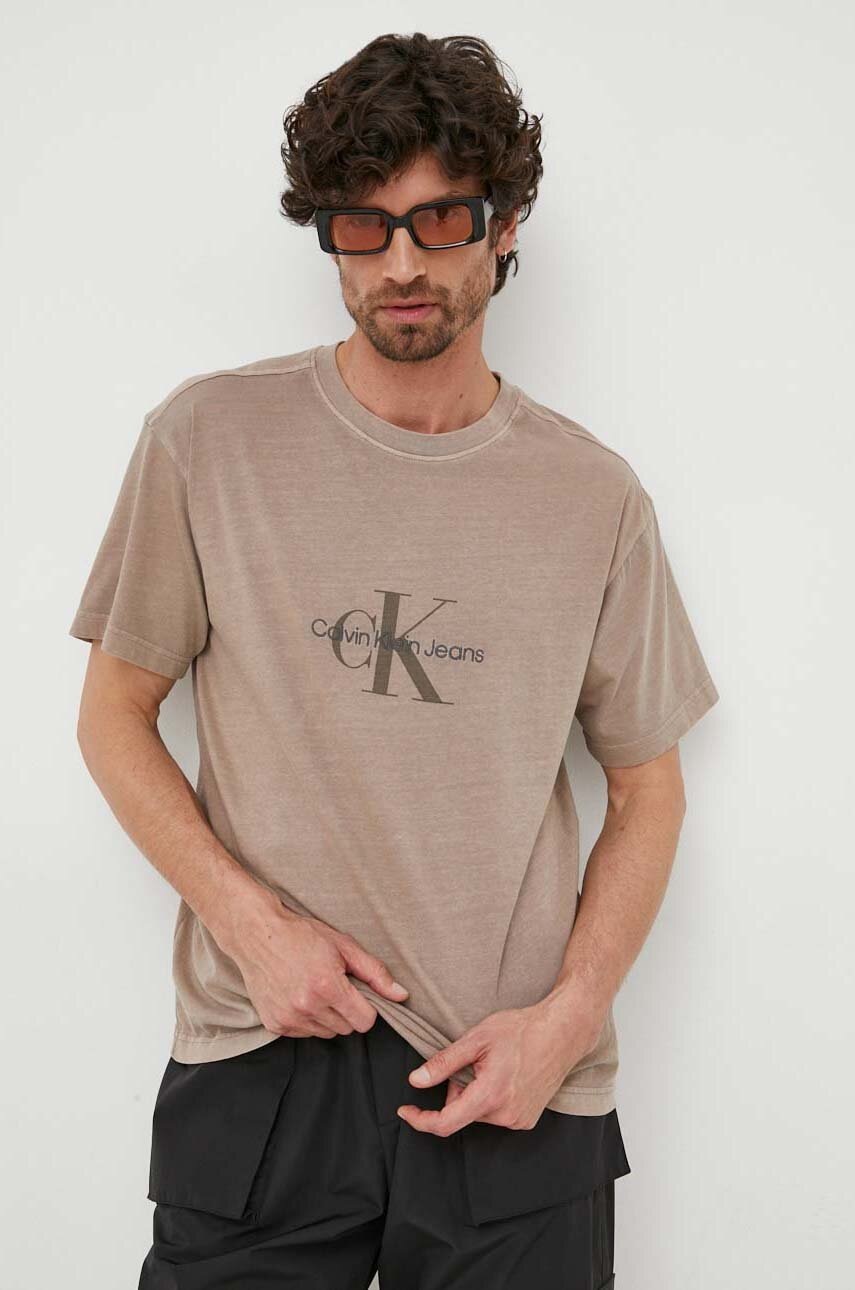 

Памучна тениска Calvin Klein Jeans в кафяво с принт, Кафяв