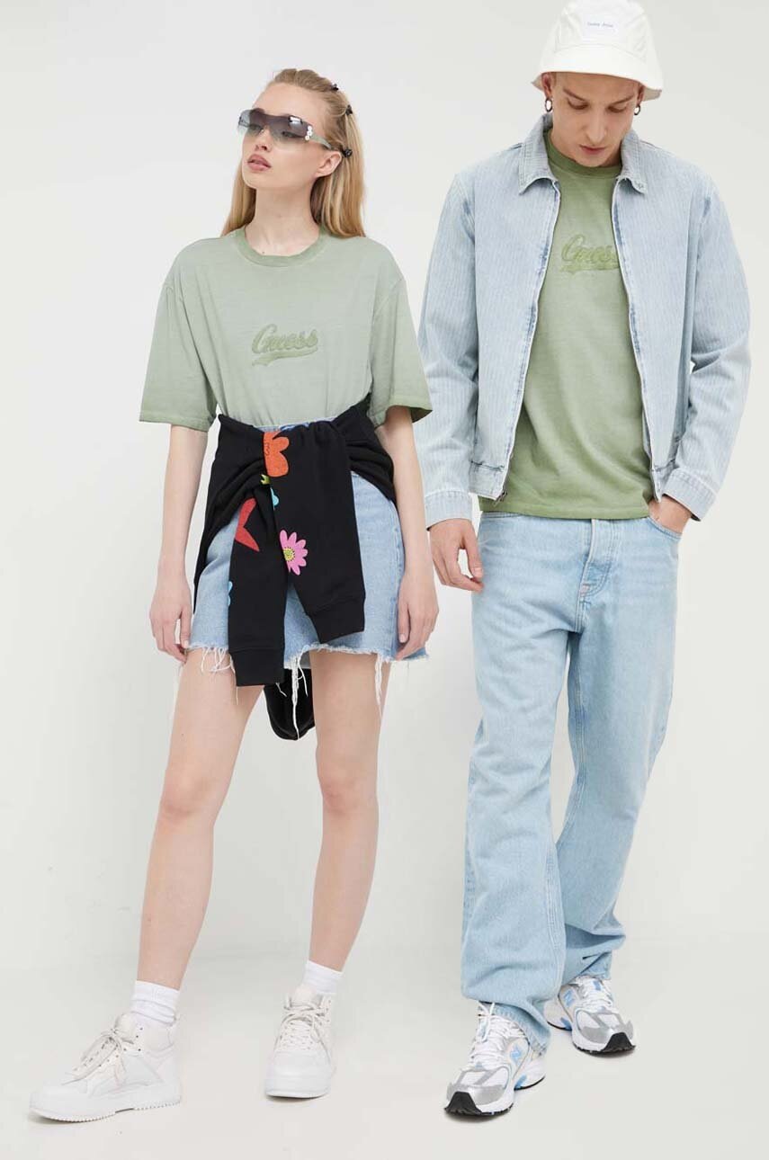 

Хлопковая футболка Guess Originals цвет зелёный с аппликацией