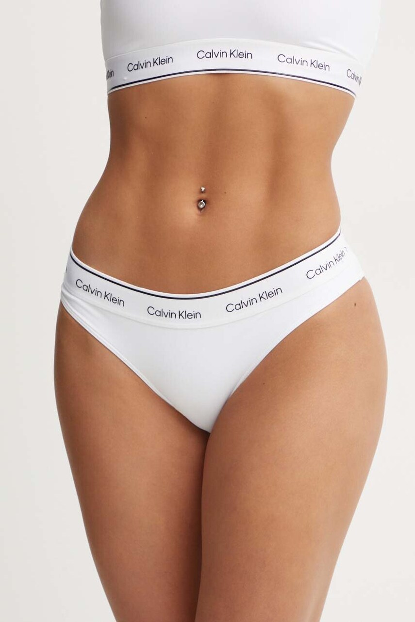Levně Plavkové kalhotky Calvin Klein bílá barva, měkký košík