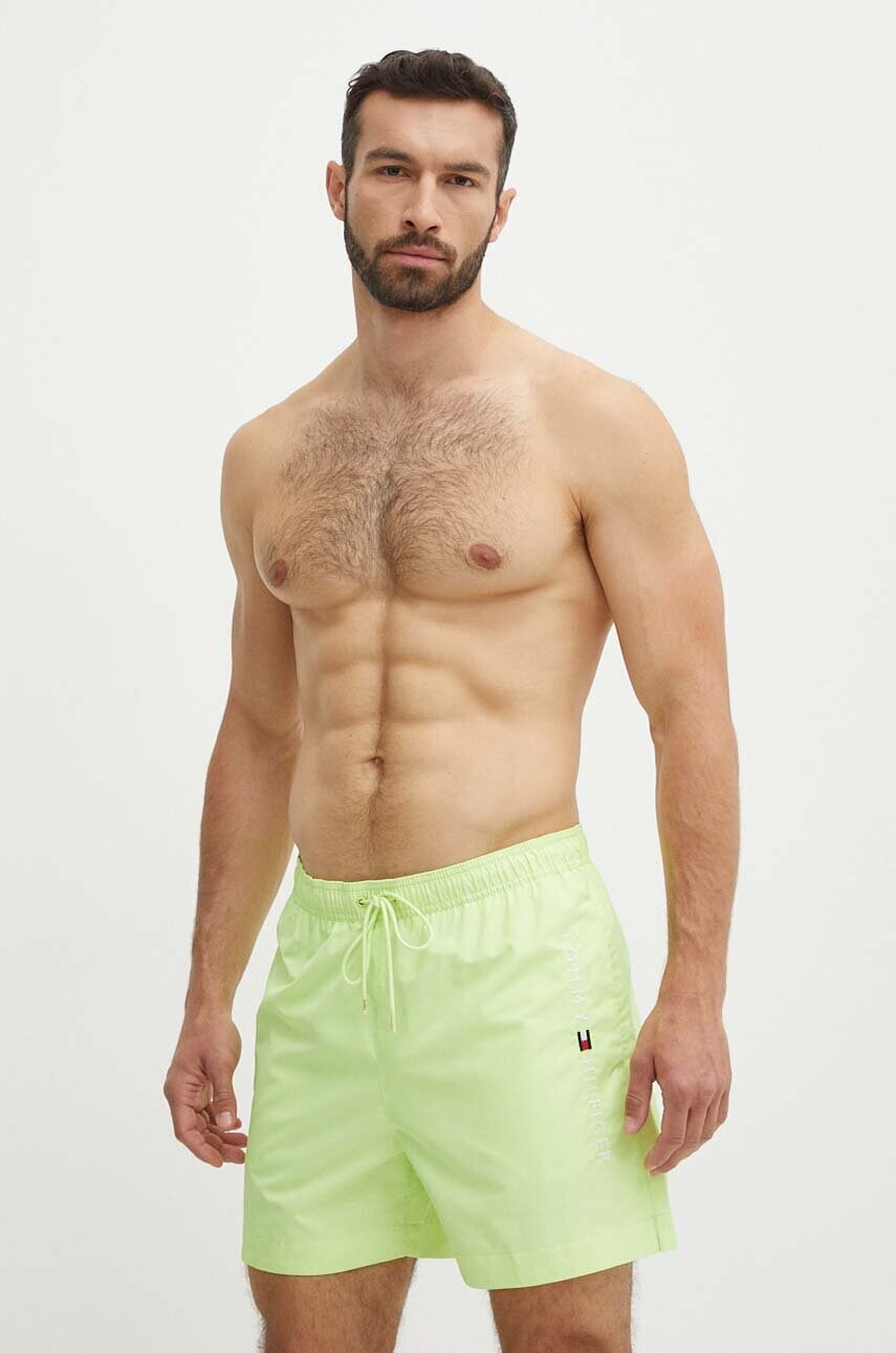 Levně Plavkové šortky Tommy Hilfiger zelená barva, UM0UM03258