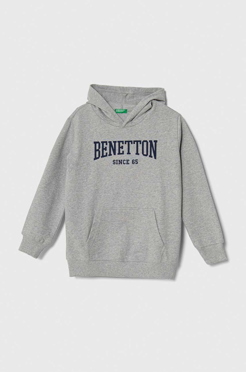 Levně Dětská bavlněná mikina United Colors of Benetton šedá barva, s kapucí, s potiskem