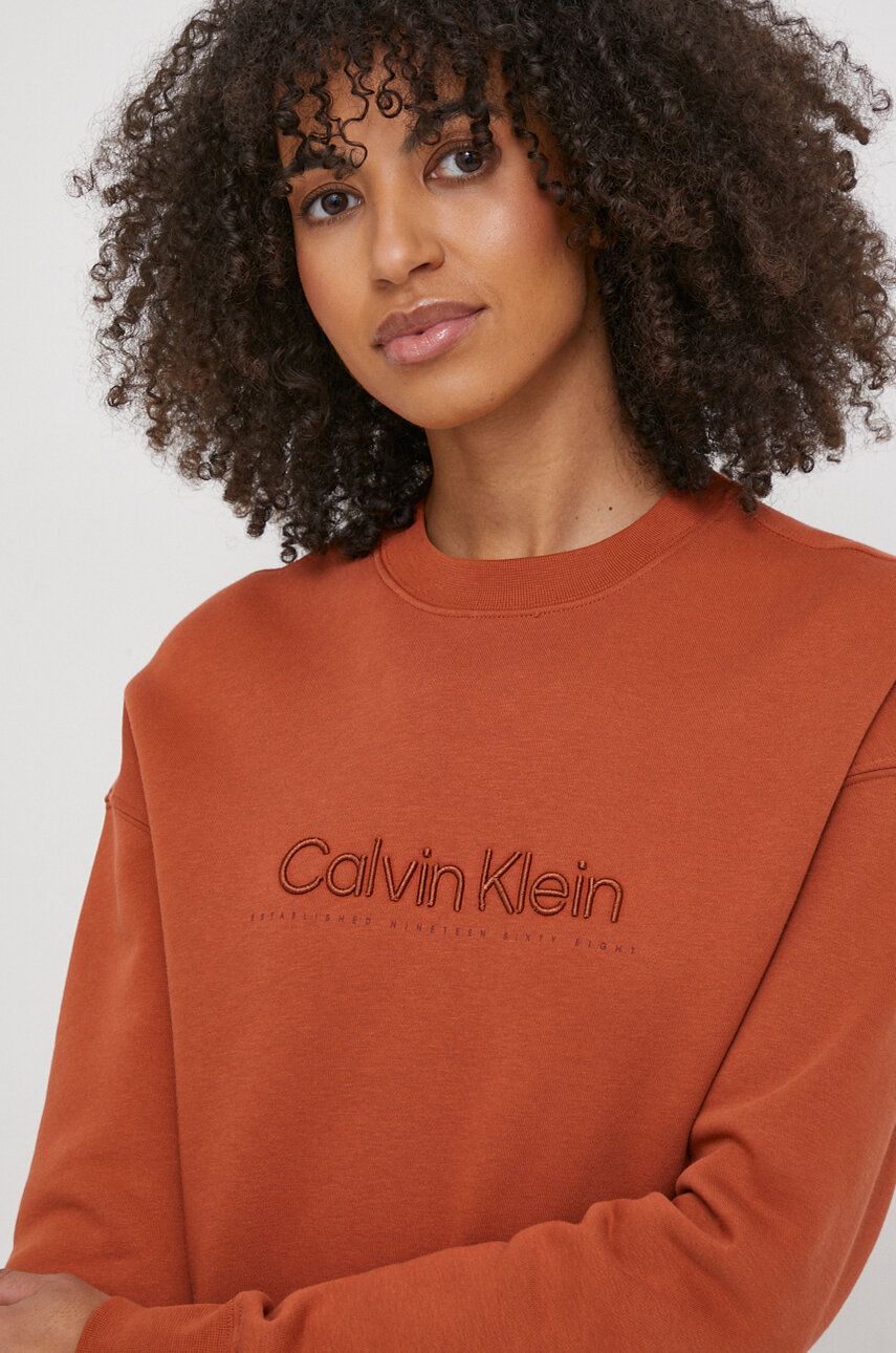 Levně Mikina Calvin Klein dámská, hnědá barva, s aplikací, K20K206757