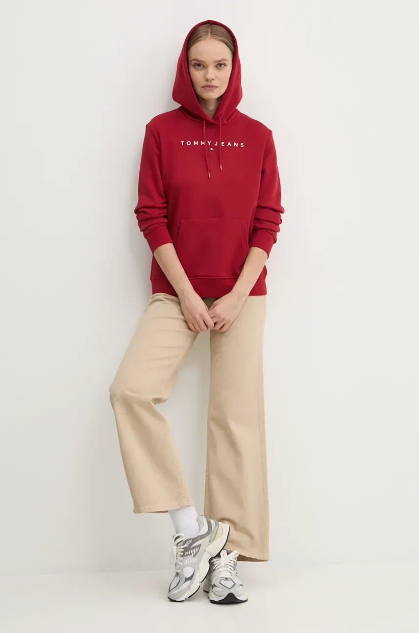 Кофта Tommy Jeans женская цвет бордовый с капюшоном с аппликацией DW0DW17324 Кофта Tommy Jeans женская цвет бордовый с капюшоном с аппликацией DW0DW17324