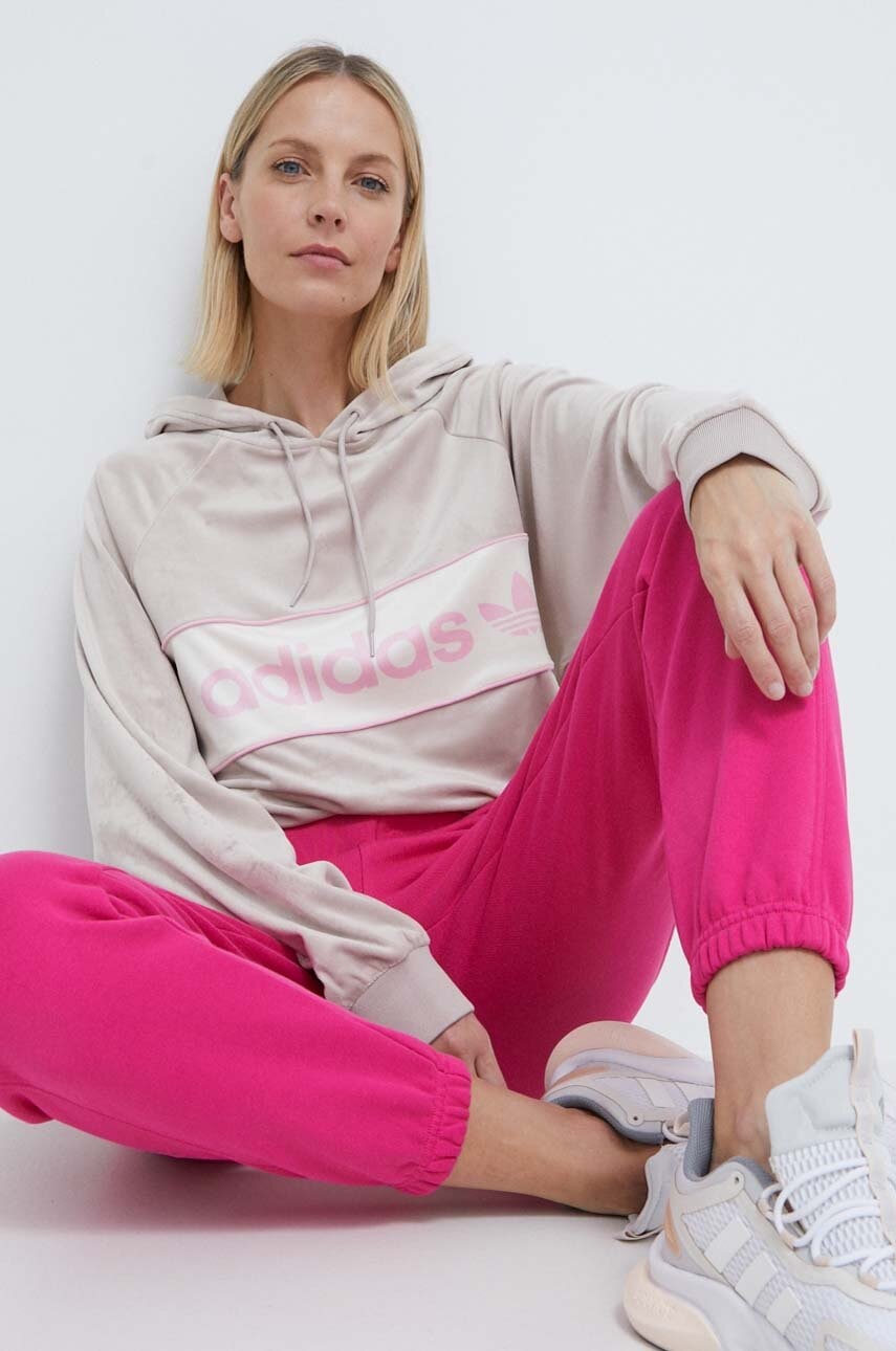 adidas Originals bluză din velur culoarea bej, cu glugă, cu imprimeu IR5275