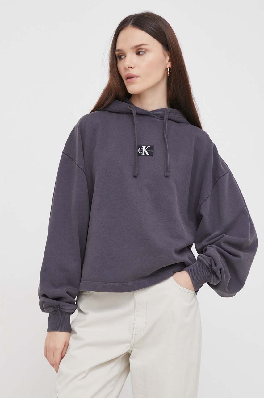 

Памучен суичър Calvin Klein Jeans в сиво с качулка апликация J20J223082, Сив