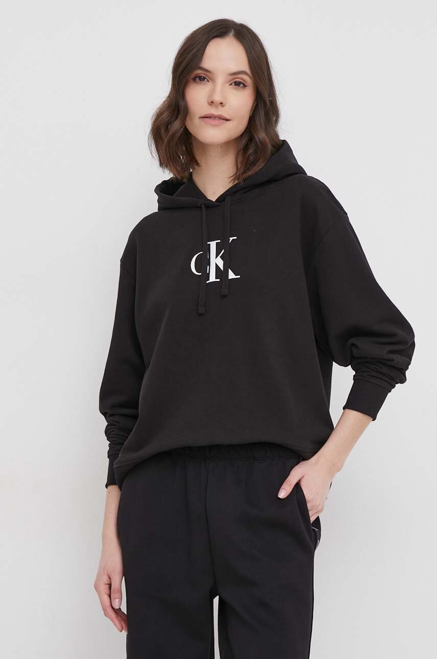

Памучен суичър Calvin Klein Jeans в черно с качулка принт J20J223432, Черен