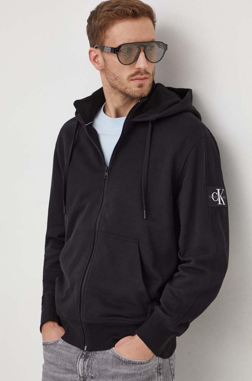 

Памучен суичър Calvin Klein Jeans в черно с качулка изчистен дизайн J30J324956, Черен