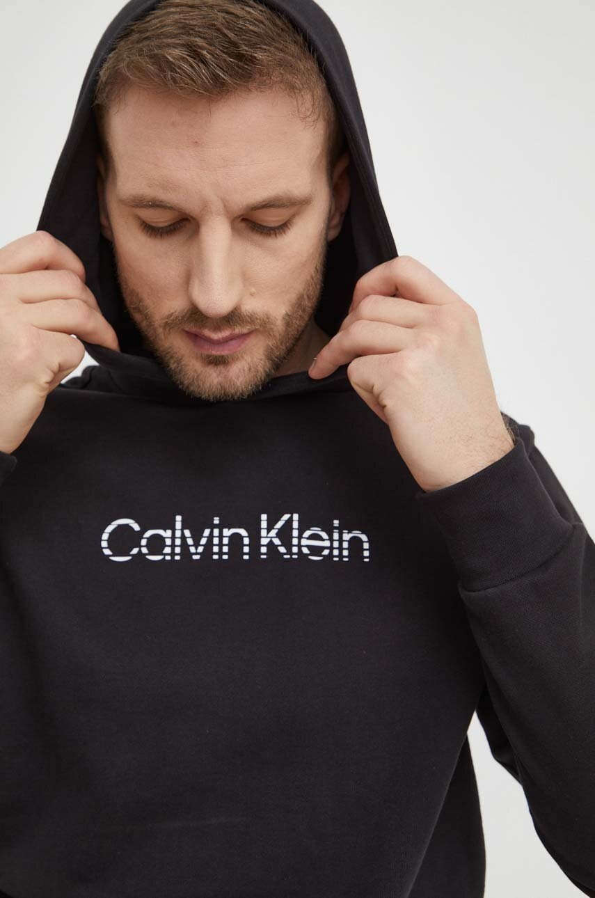 

Памучен суичър Calvin Klein в черно с качулка принт K10K112445, Черен