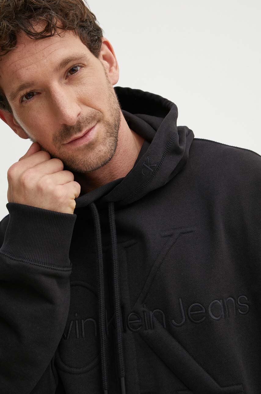 

Суичър Calvin Klein Jeans в черно с качулка с апликация J30J325150, Черен