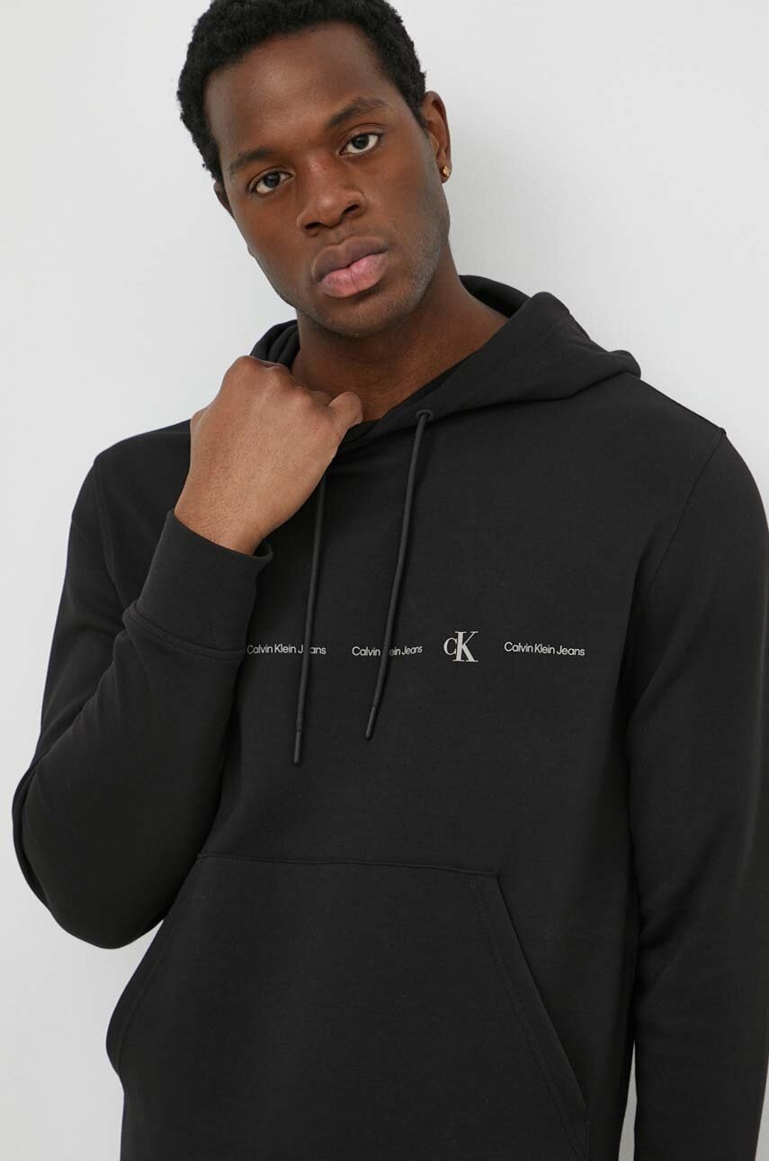 

Суичър Calvin Klein Jeans в черно с качулка принт J30J325340, Черен