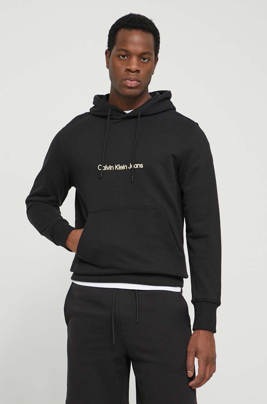 

Памучен суичър Calvin Klein Jeans в черно с качулка принт J30J325353, Черен