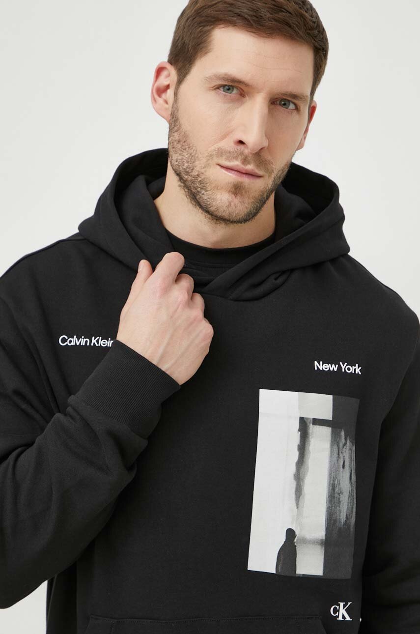 

Памучен суичър Calvin Klein Jeans в черно с качулка принт J30J325932, Черен