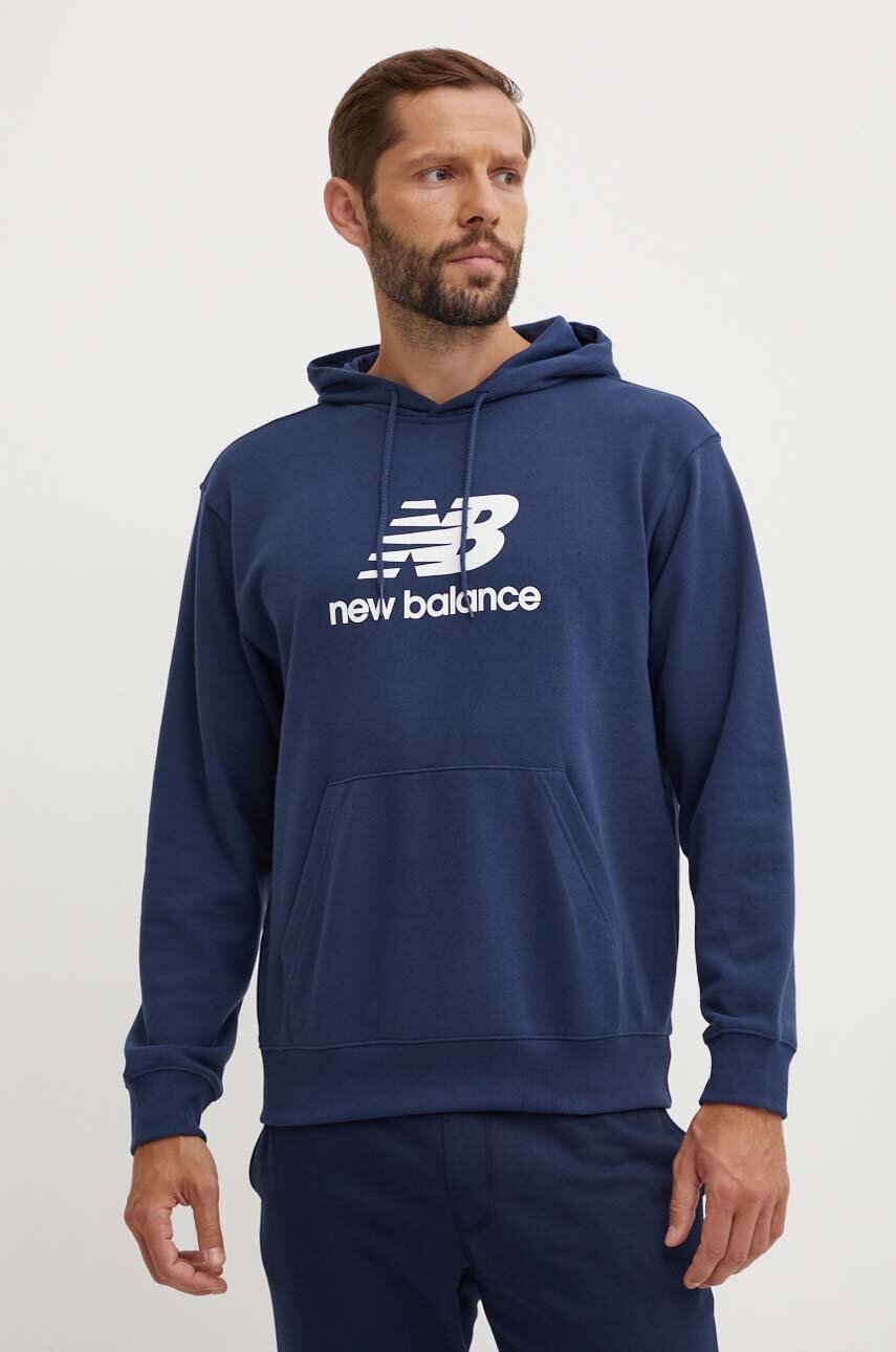 New Balance bluza Sport Essentials barbati, culoarea albastru marin, cu glugă, cu imprimeu, MT41501NNY New Balance bluza Sport Essentials barbati, culoarea albastru marin, cu glugă, cu imprimeu, MT41501NNY