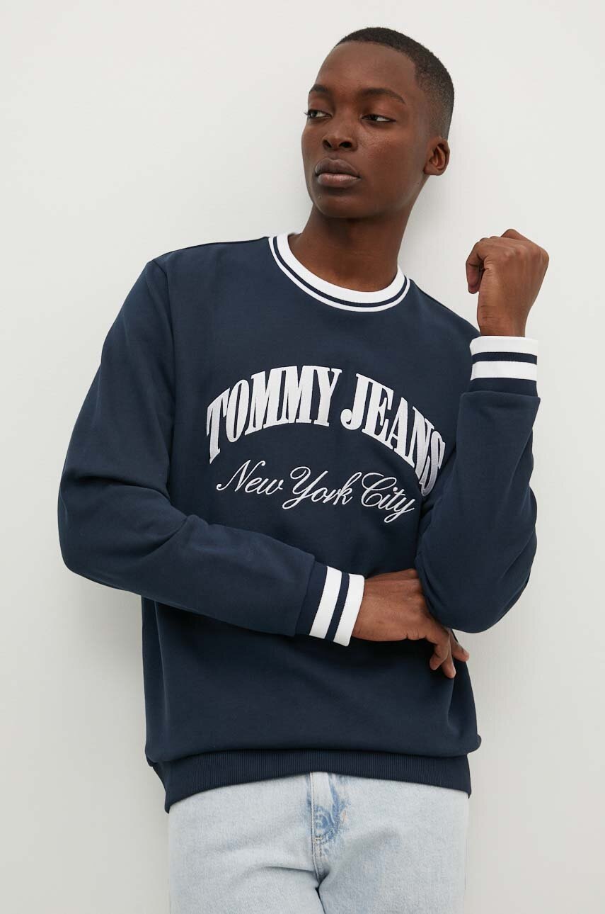 

Памучен суичър Tommy Jeans в тъмносиньо с апликация DM0DM18616, Тъмносин