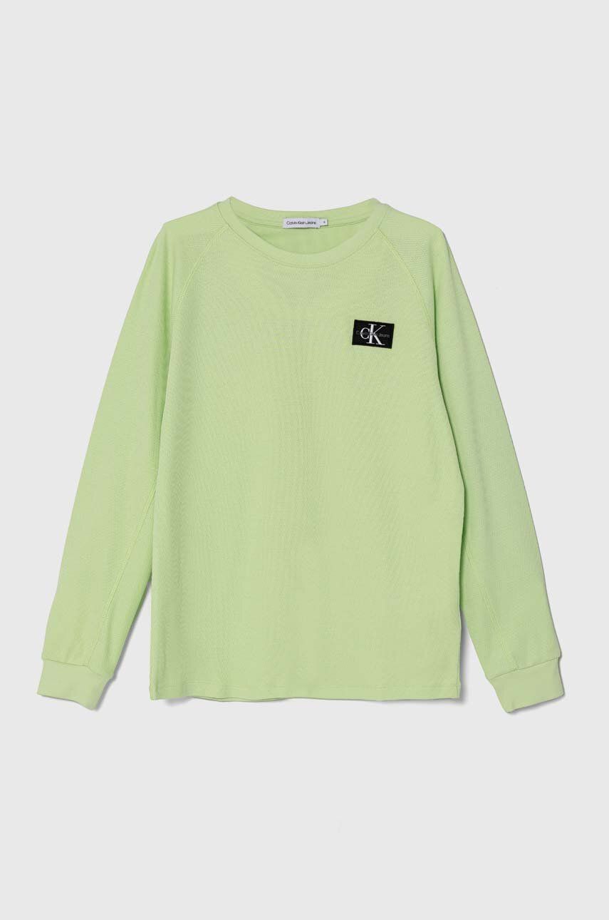 Levně Dětské bavlněné tričko s dlouhým rukávem Calvin Klein Jeans zelená barva