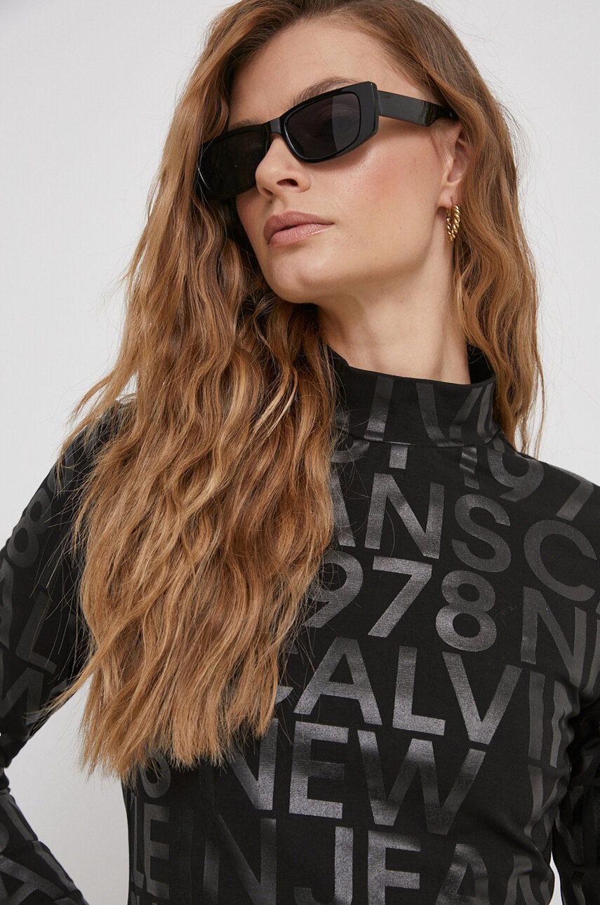 

Блуза с дълги ръкави Calvin Klein Jeans в черно с ниско поло J20J222988, Черен