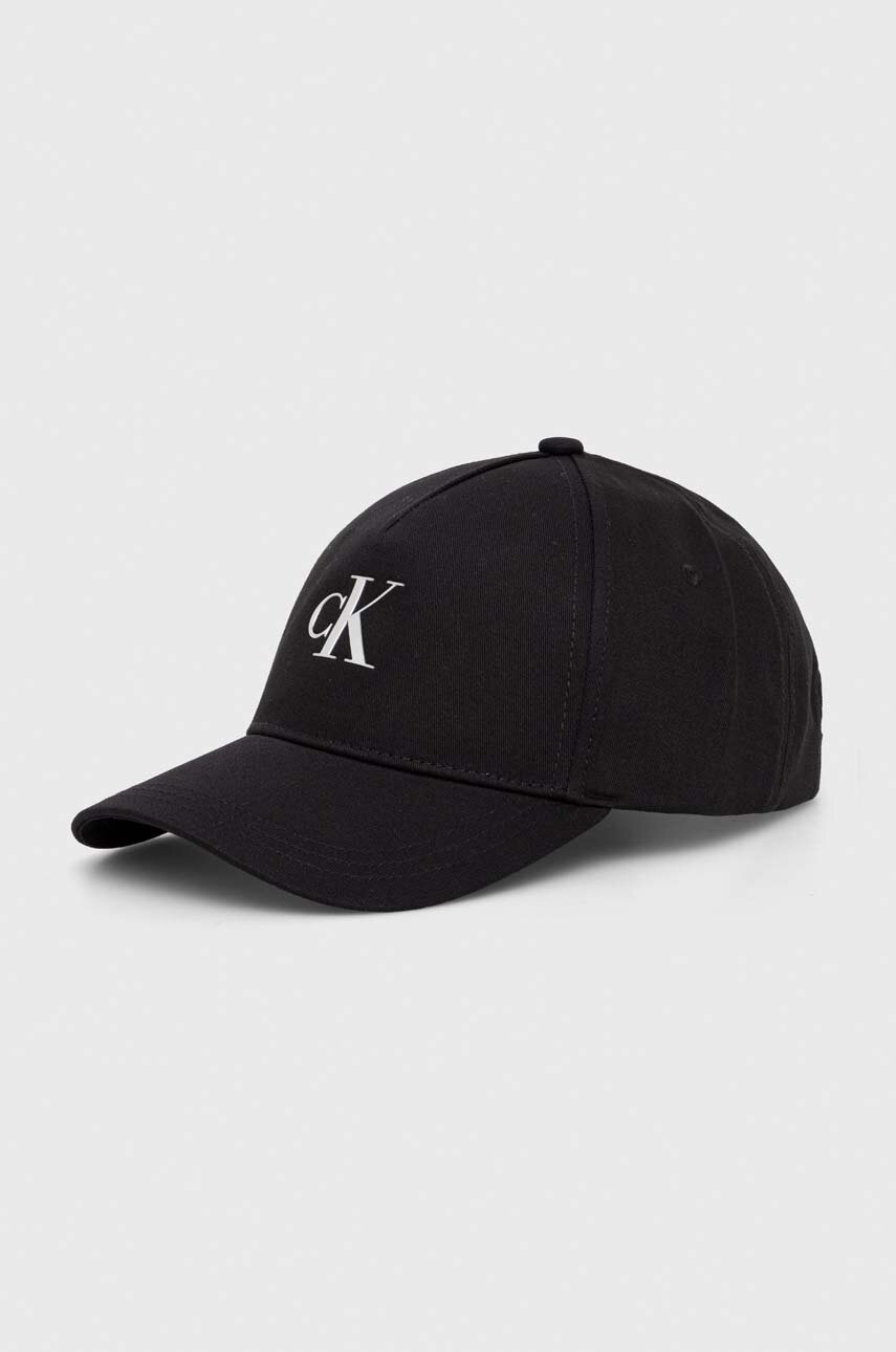 

Памучна шапка с козирка Calvin Klein Jeans в черно с апликация K60K611541, Черен