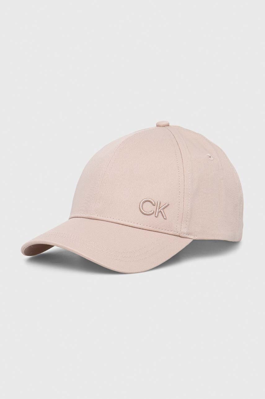 

Памучна шапка с козирка Calvin Klein в бежово с апликация K60K612000, Бежов