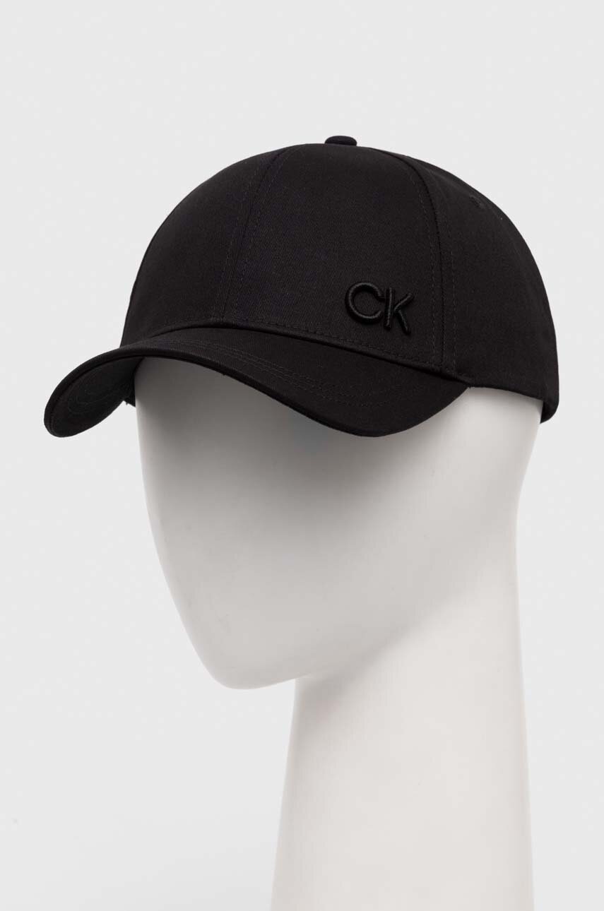 

Памучна шапка с козирка Calvin Klein в черно с апликация K60K612000, Черен