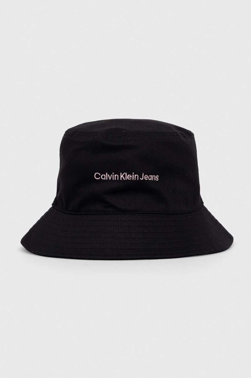 

Памучна капела Calvin Klein Jeans в черно от памук K60K611977, Черен