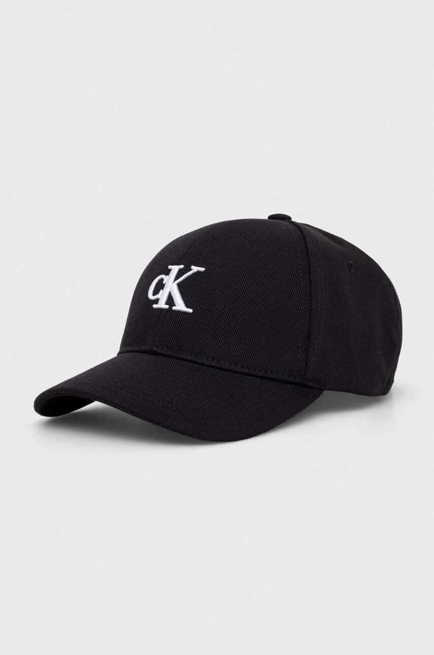 

Памучна шапка с козирка Calvin Klein Jeans в черно с апликация K60K611978, Черен