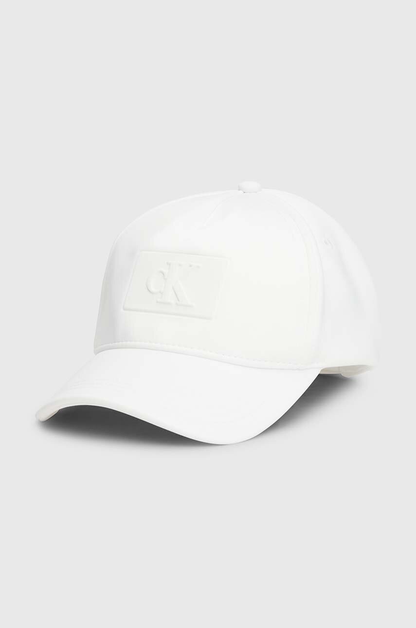 

Детска шапка с козирка Calvin Klein Jeans в бяло с фина плетка, Бял