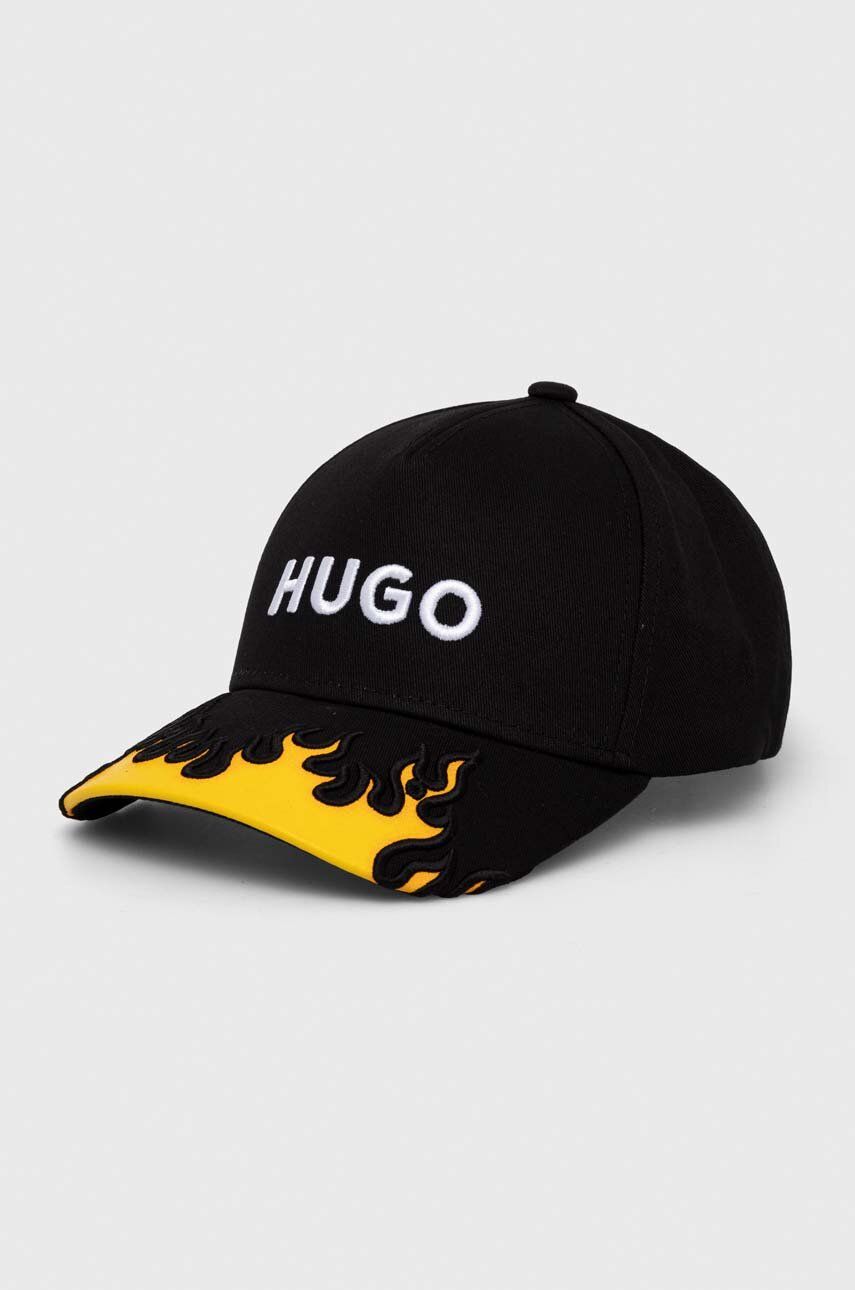 Levně Bavlněná baseballová čepice HUGO černá barva, s aplikací