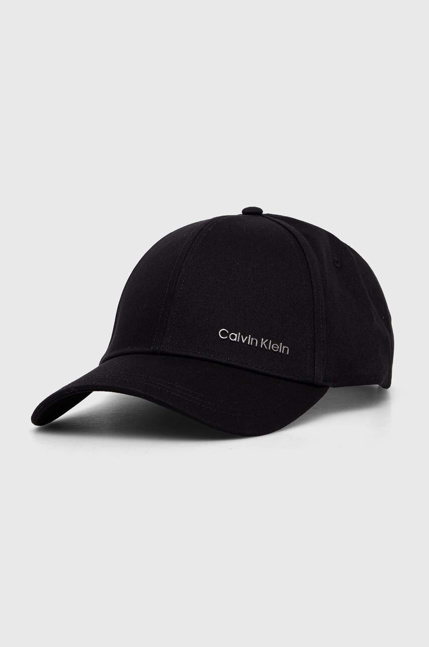 

Памучна шапка с козирка Calvin Klein в черно с апликация, Черен