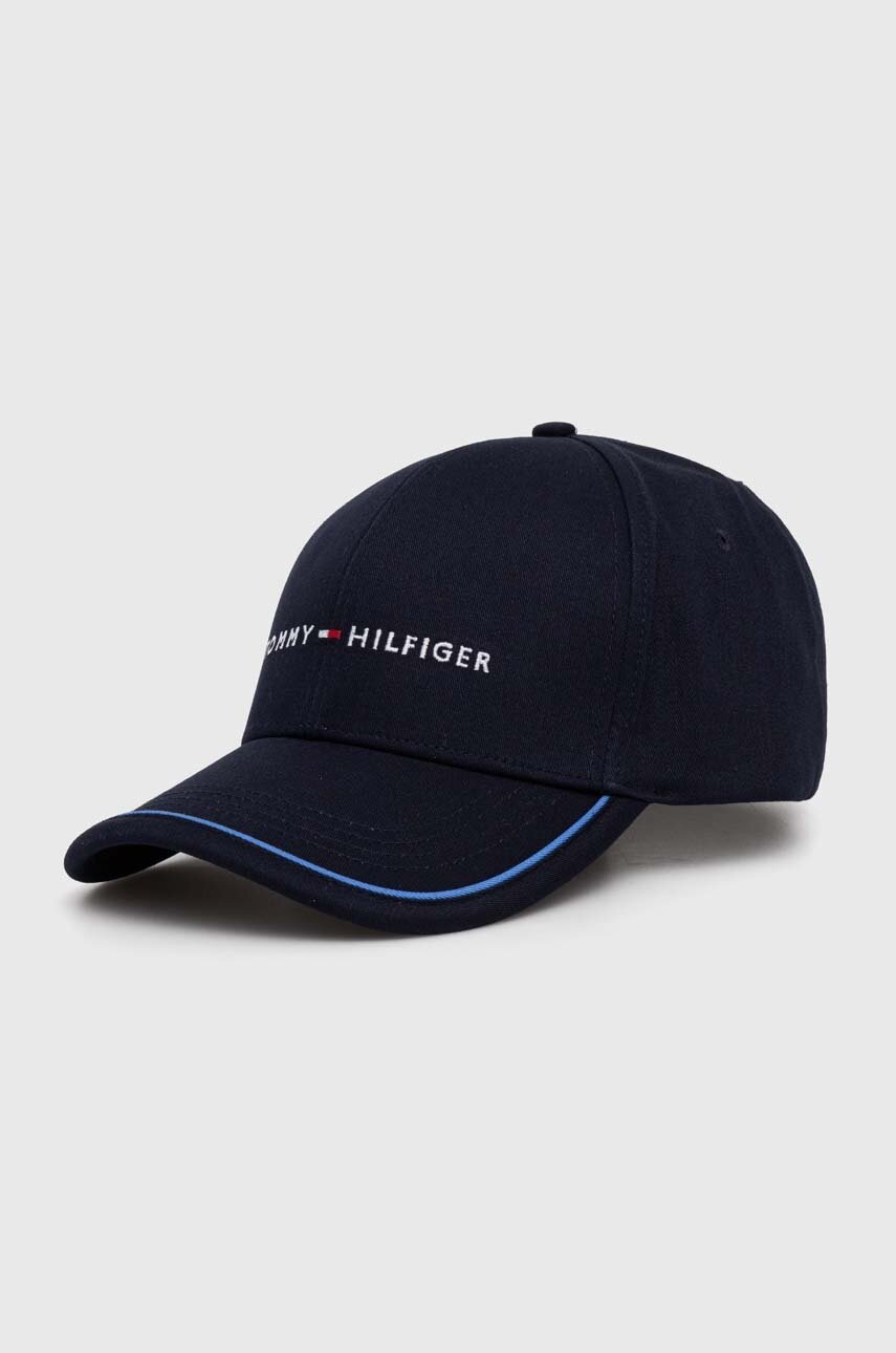 

Памучна шапка с козирка Tommy Hilfiger в тъмносиньо с апликация AM0AM12304, Тъмносин